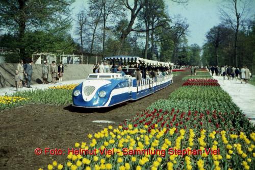 Dunkelblauer Zug Willstätter Allee, Copyright Helmut Viel, Sammlung Stephan Viel01