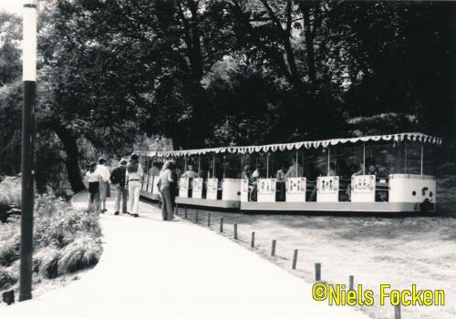 Parkbahn Hamburg nach Ausfahrt aus Bf Botanischer Garten  Sommer 1977 Foto N Focken (3) (1)